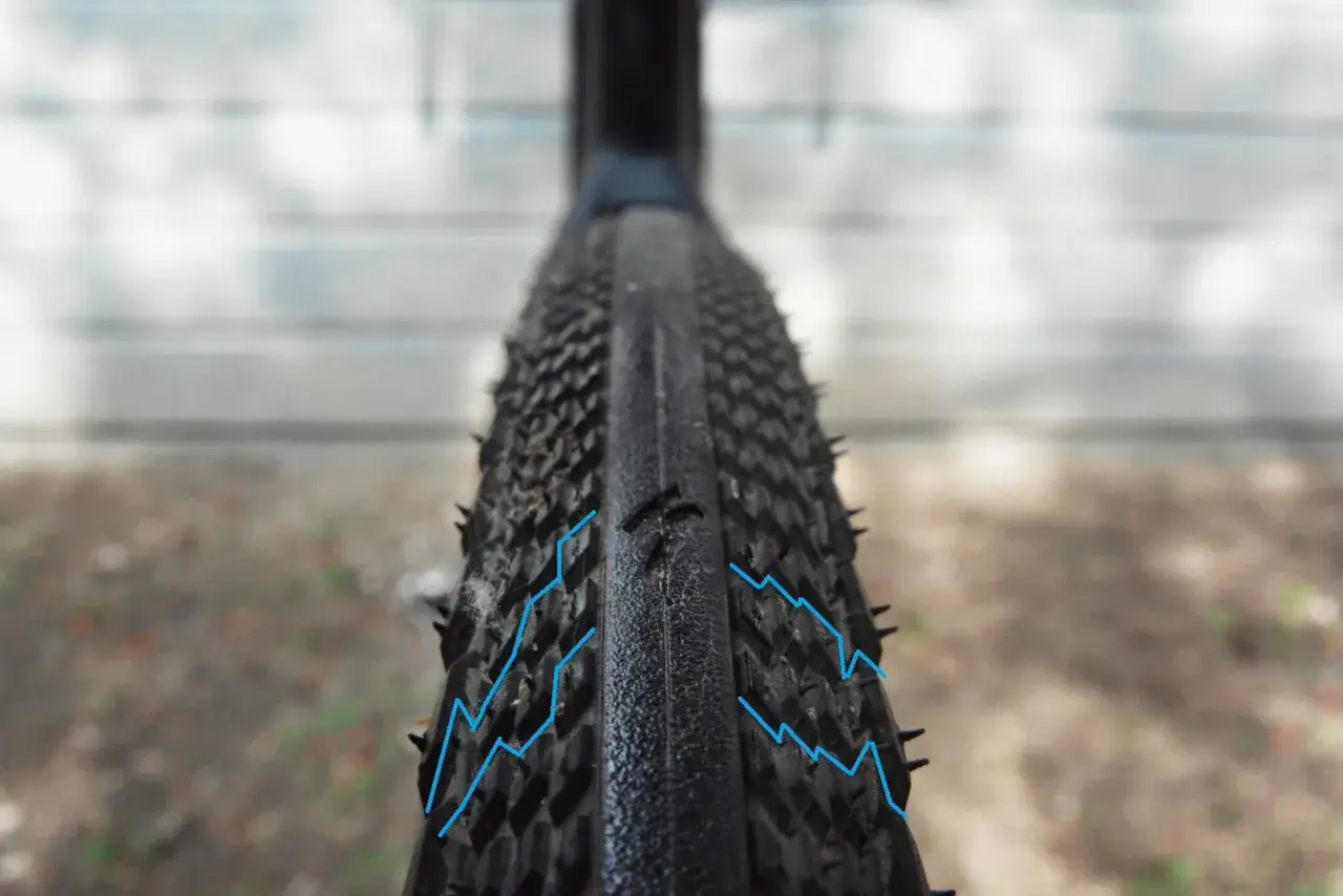 Agresywny bieżnik opony rowerowej, idealny do roweru crossowego. Zastanawiasz się, jakie opony do roweru crossowego wybrać? Ten model zapewni przyczepność.