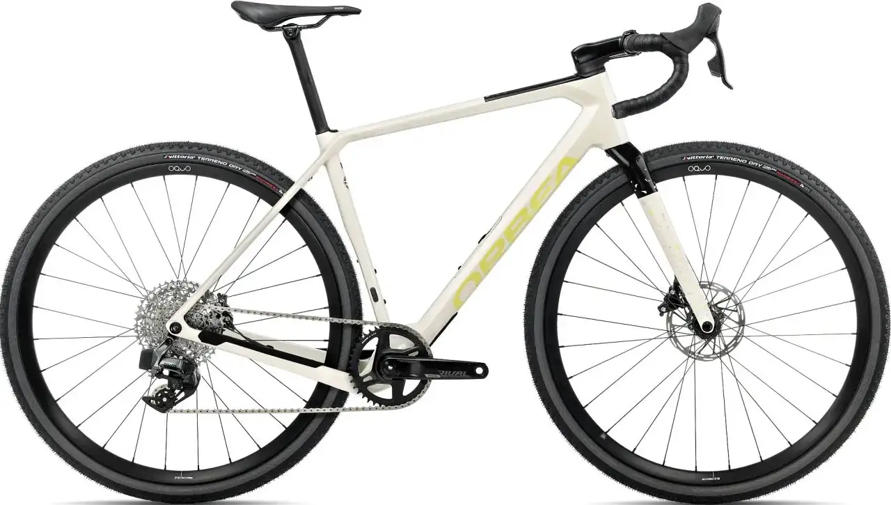 Biały rower gravelowy Orbea z żółtym logo. Firma Orbea słynie z innowacyjnych rowerów.