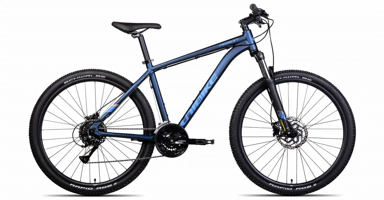 Granatowy rower górski Unibike Mission z niebieskim logo. Firma Unibike to polski producent rowerów.