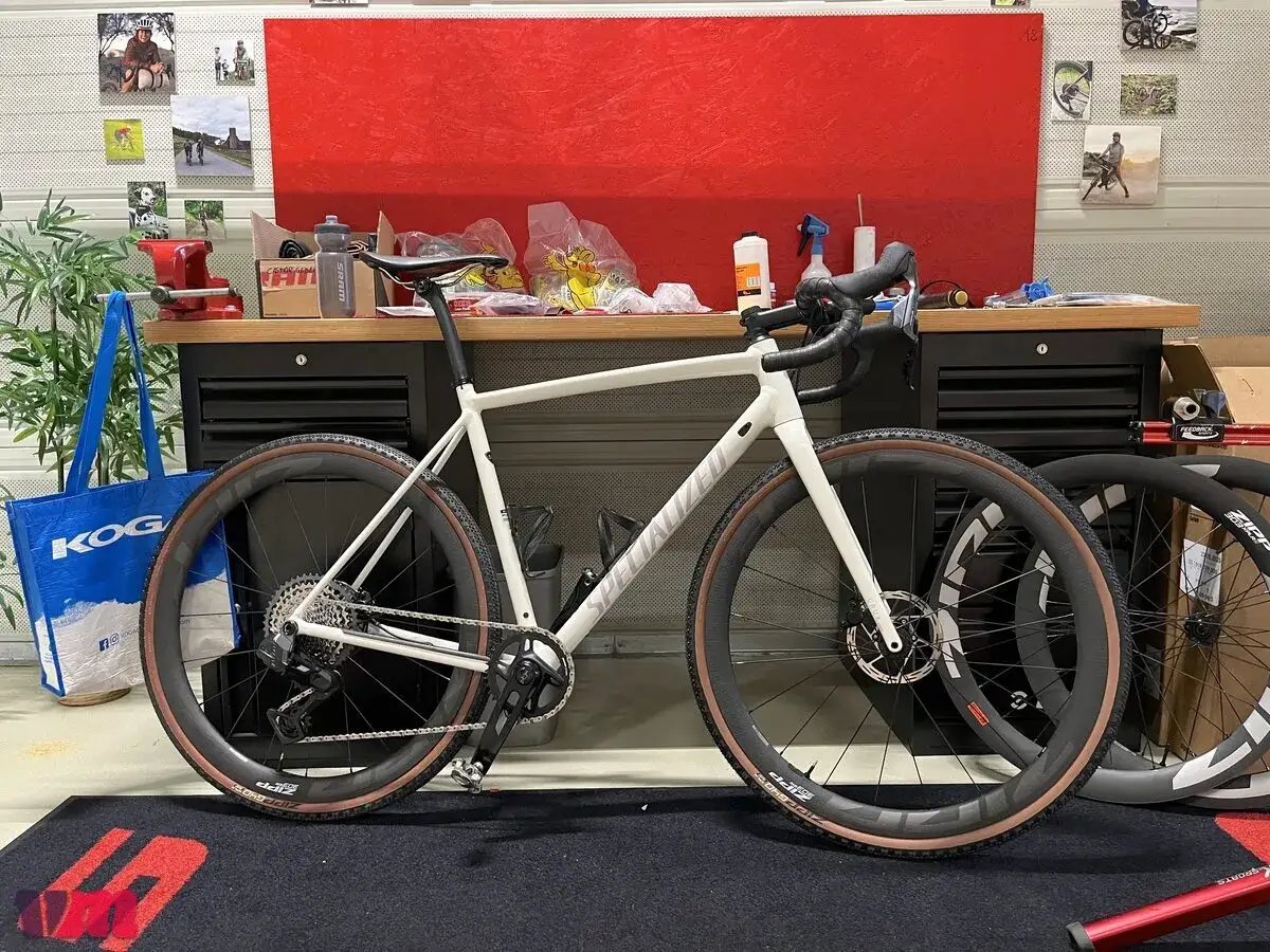 Biały rower gravelowy z napędem SRAM Rival XPLR eTap AXS gotowy do przygody.
