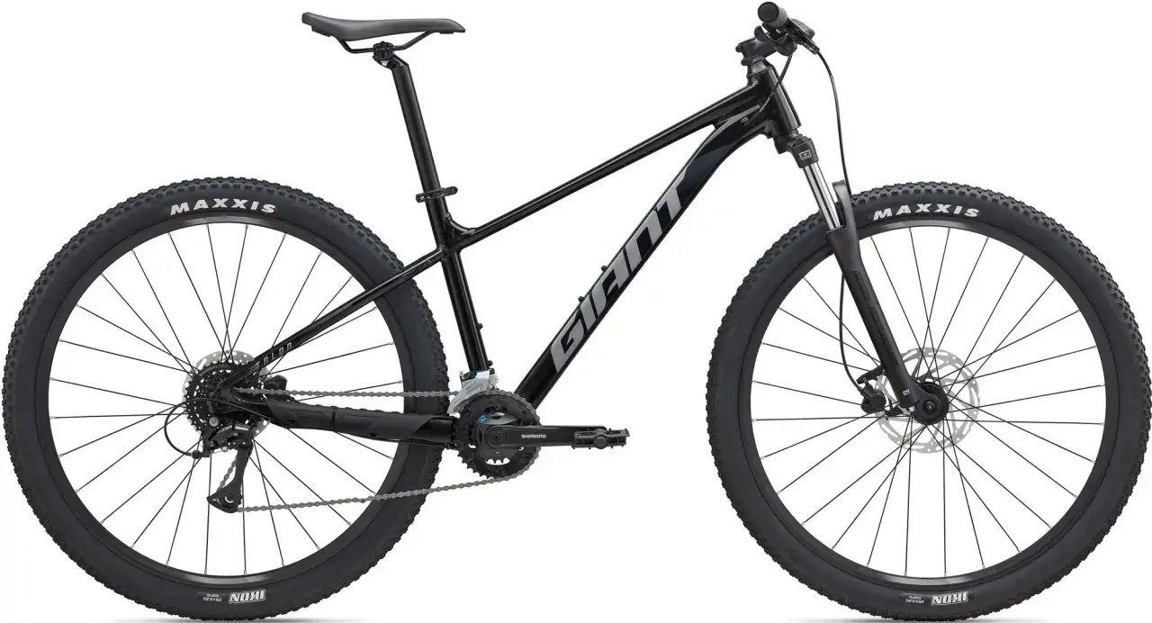 Czarny rower górski marki Giant z napędem Shimano i oponami Maxxis. Gotowy na przygodę!