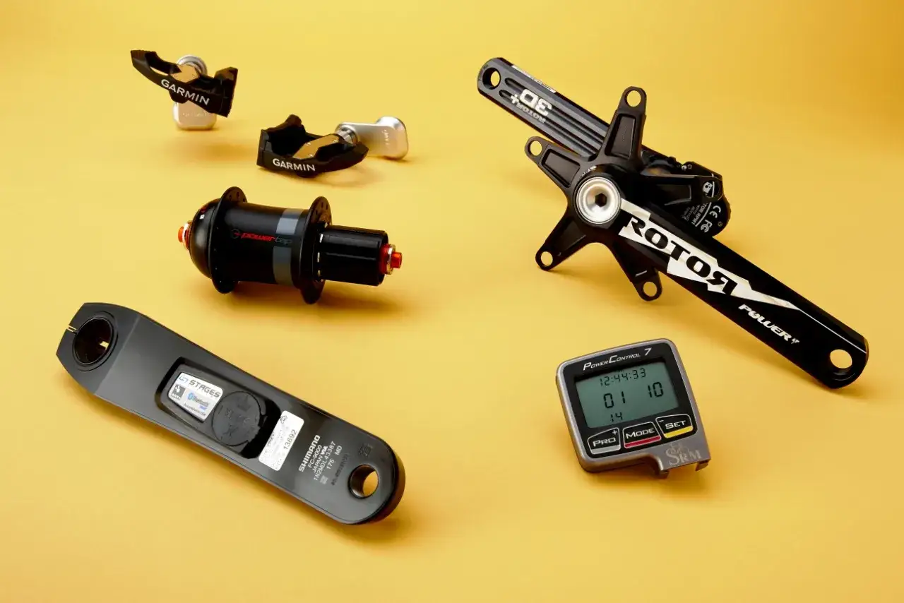 Różne urządzenia do pomiaru mocy w pedałach: Garmin, Stages, PowerTap, Rotor i licznik SRM.