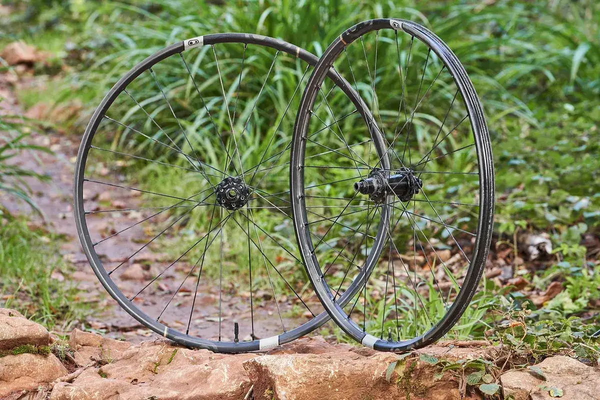 Dwa lekkie koła MTB 29, gotowe na górskie trasy.