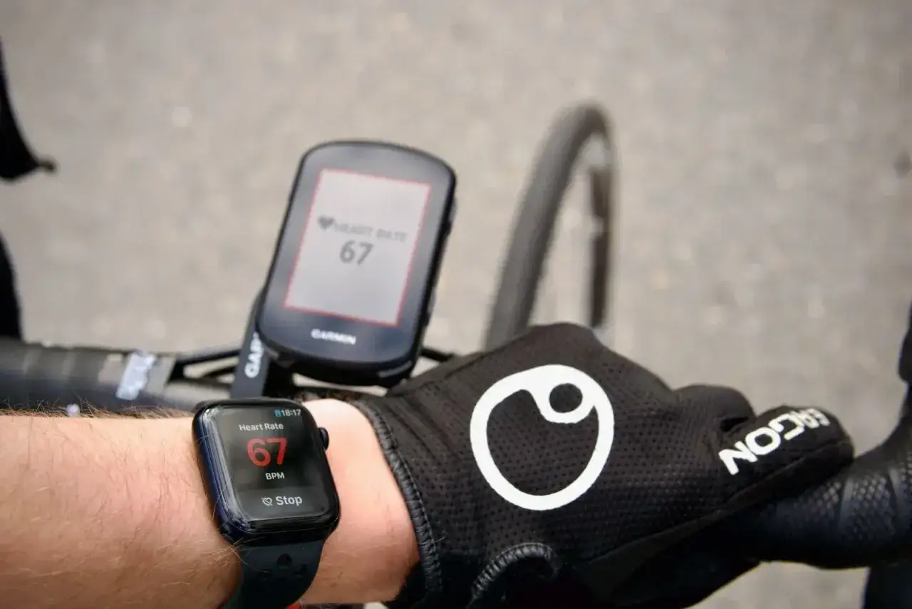 Rowerzysta sprawdza tętno na zegarku i liczniku Garmin. Czy to już czas na trening z aplikacją Strava?