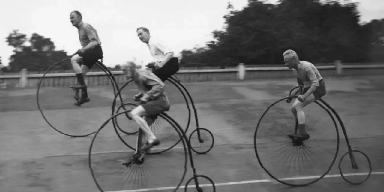 Czterech mężczyzn na welocypedach, świadectwo wczesnej krótka historia roweru.