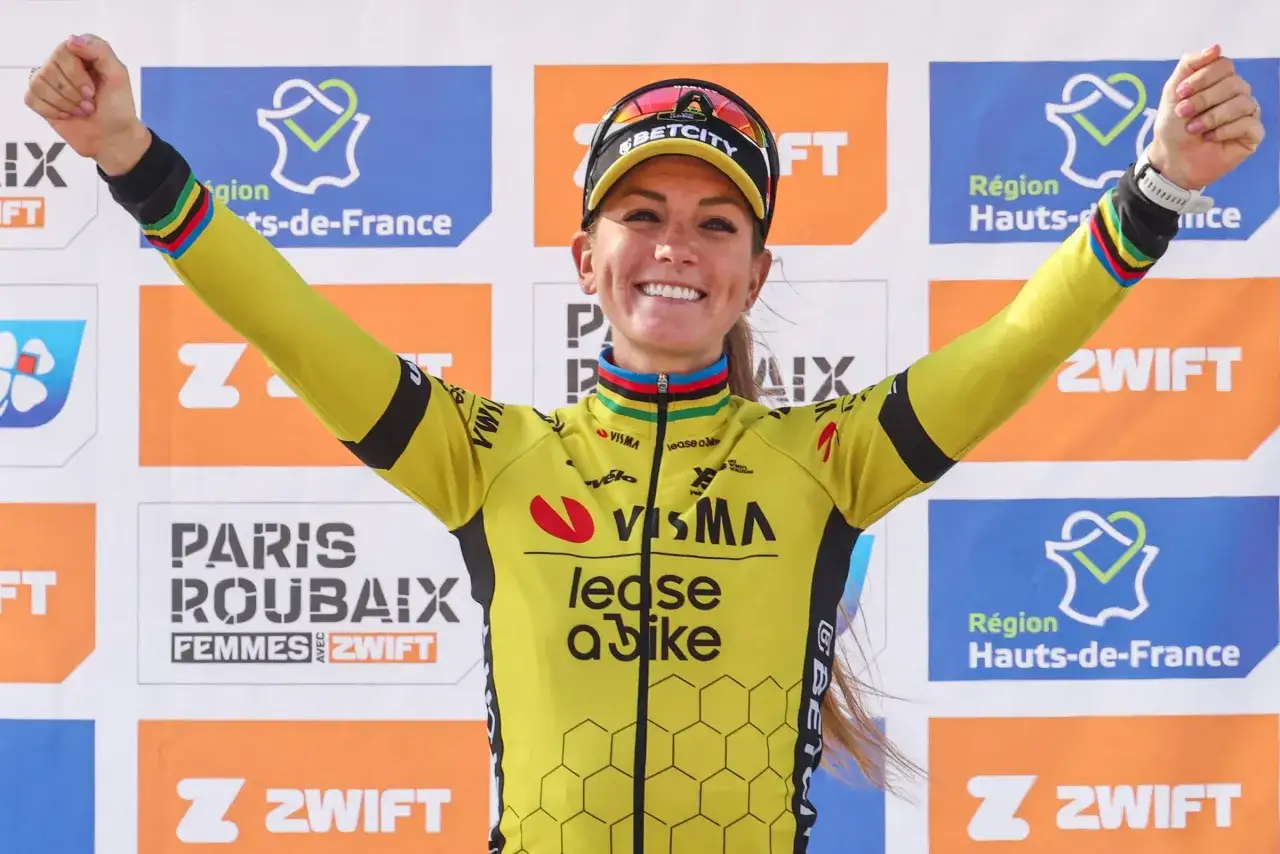 Szczęśliwa kolarka w żółtej koszulce świętuje zwycięstwo w Paryż-Roubaix. Jej triumf to kolejny rozdział w historii Tour de France zwycięzcy.