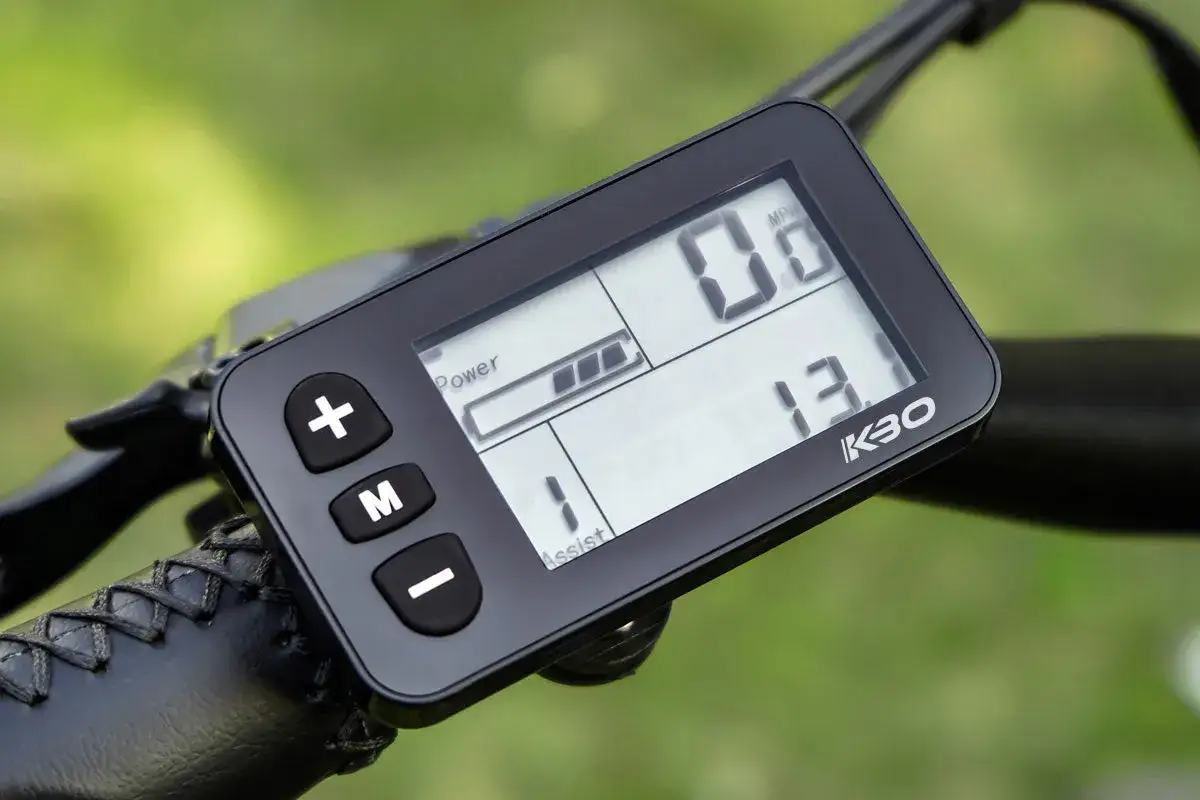 Wyświetlacz roweru elektrycznego pokazuje 0 km/h, poziom baterii i poziom wspomagania 1. Idealny do jazdy bez pedałowania.
