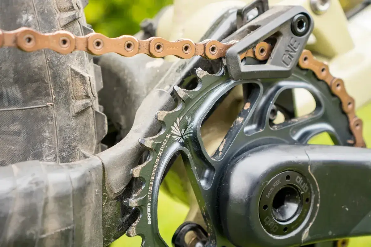 Napęd 1x10 SRAM z zębatką X-Sync 2 SL i miedzianym łańcuchem.