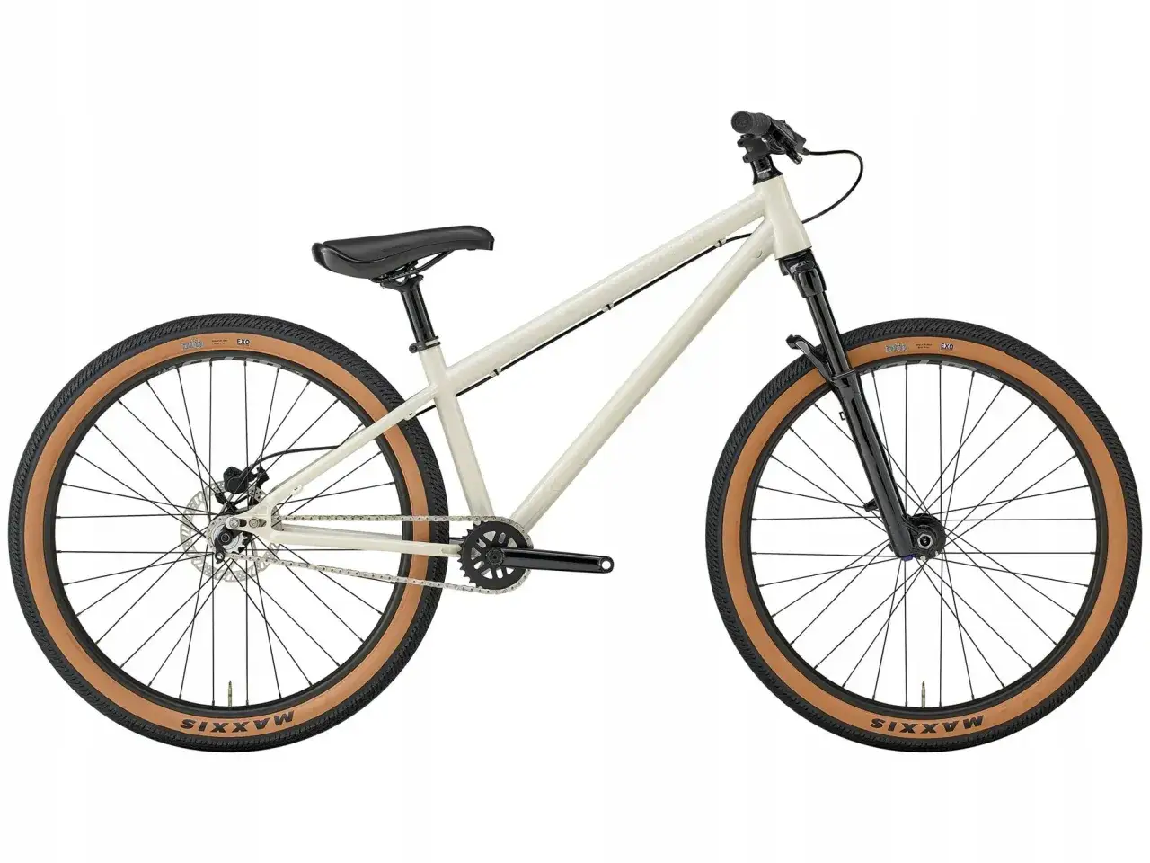 Jasny rower na pumptrack z brązowymi oponami Maxxis, gotowy na wyzwania.