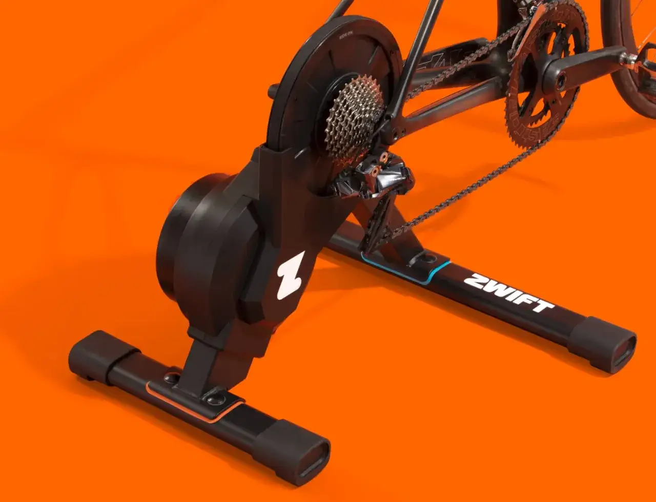 Część rowerowa z napędem zwift hub na pomarańczowym tle.