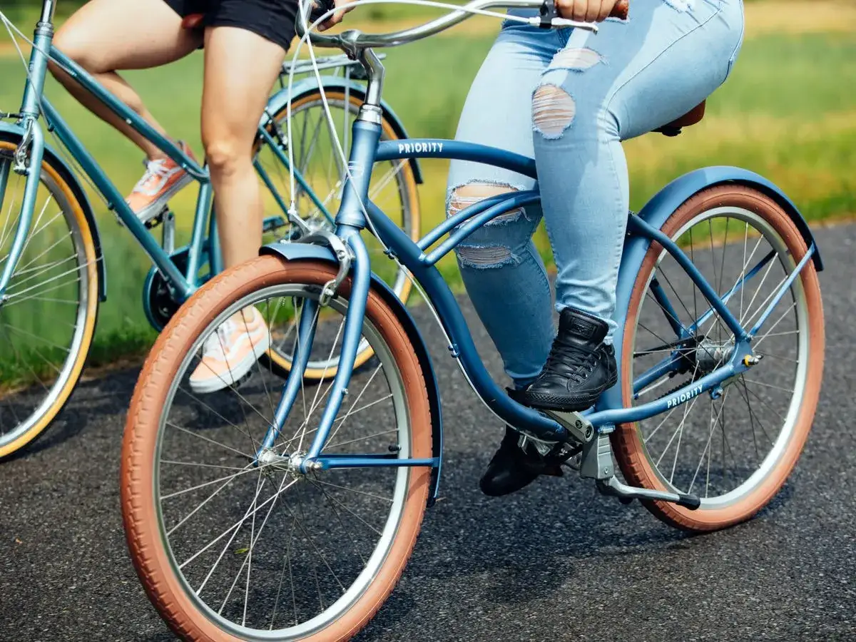 Dwie osoby na rowerach. Jeden rower, niebieski, z brązowymi oponami, wydaje się być najlepszy rower na świecie.