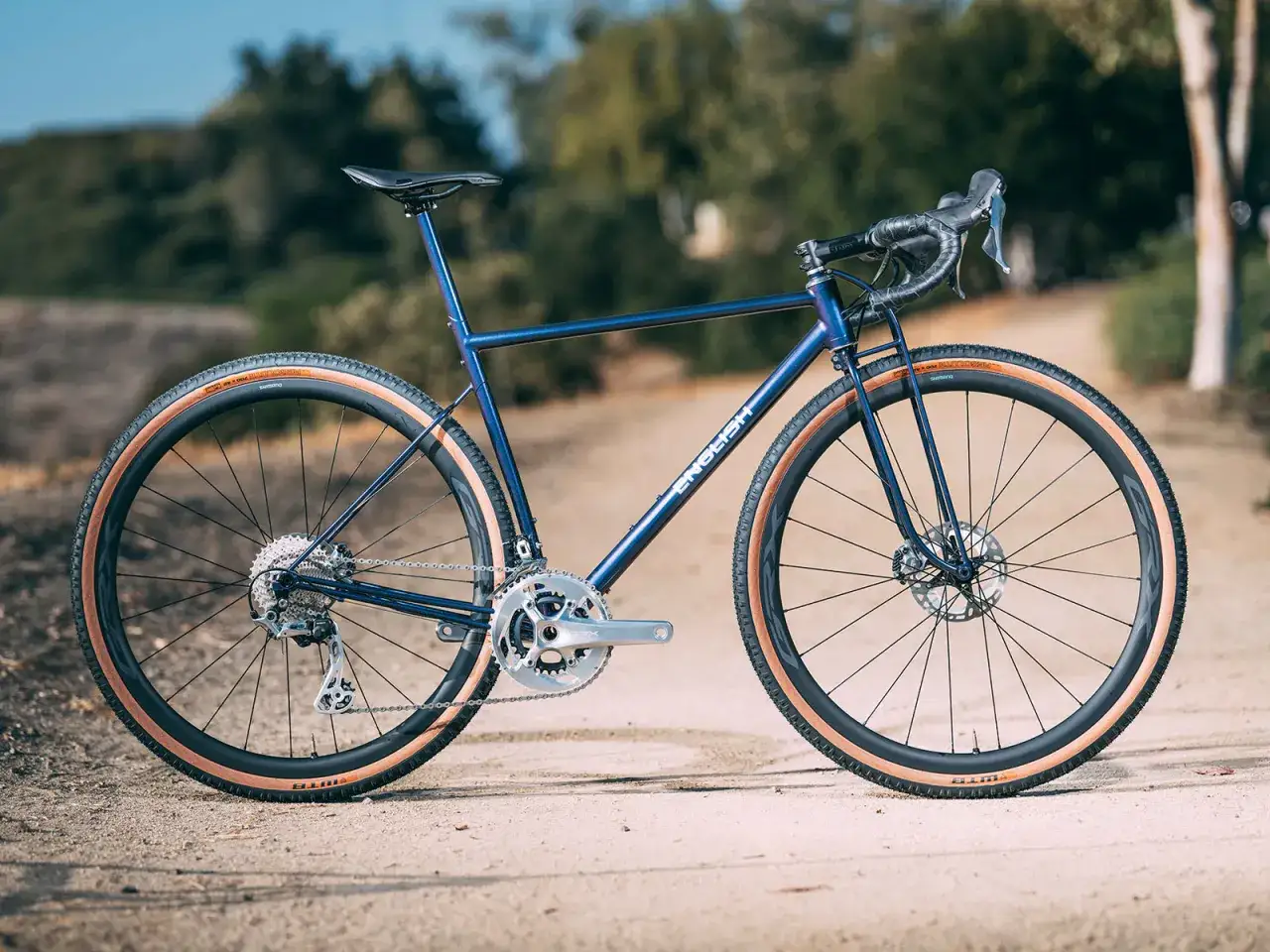 Granatowy rower szosowo-gravelowy English z napędem Shimano GRX, gotowy na przygodę.
