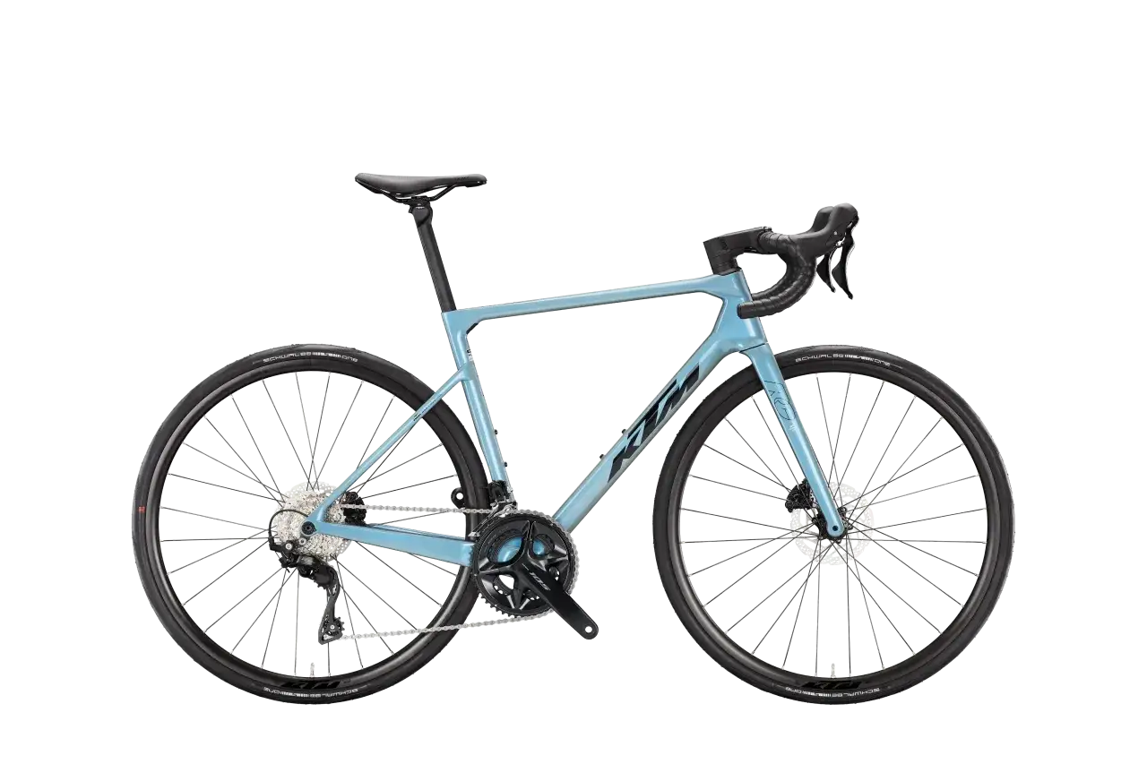 Lekki, błękitny rower szosowy KTM Revelator Alto z hamulcami tarczowymi i napędem Shimano. Idealny na długie trasy.