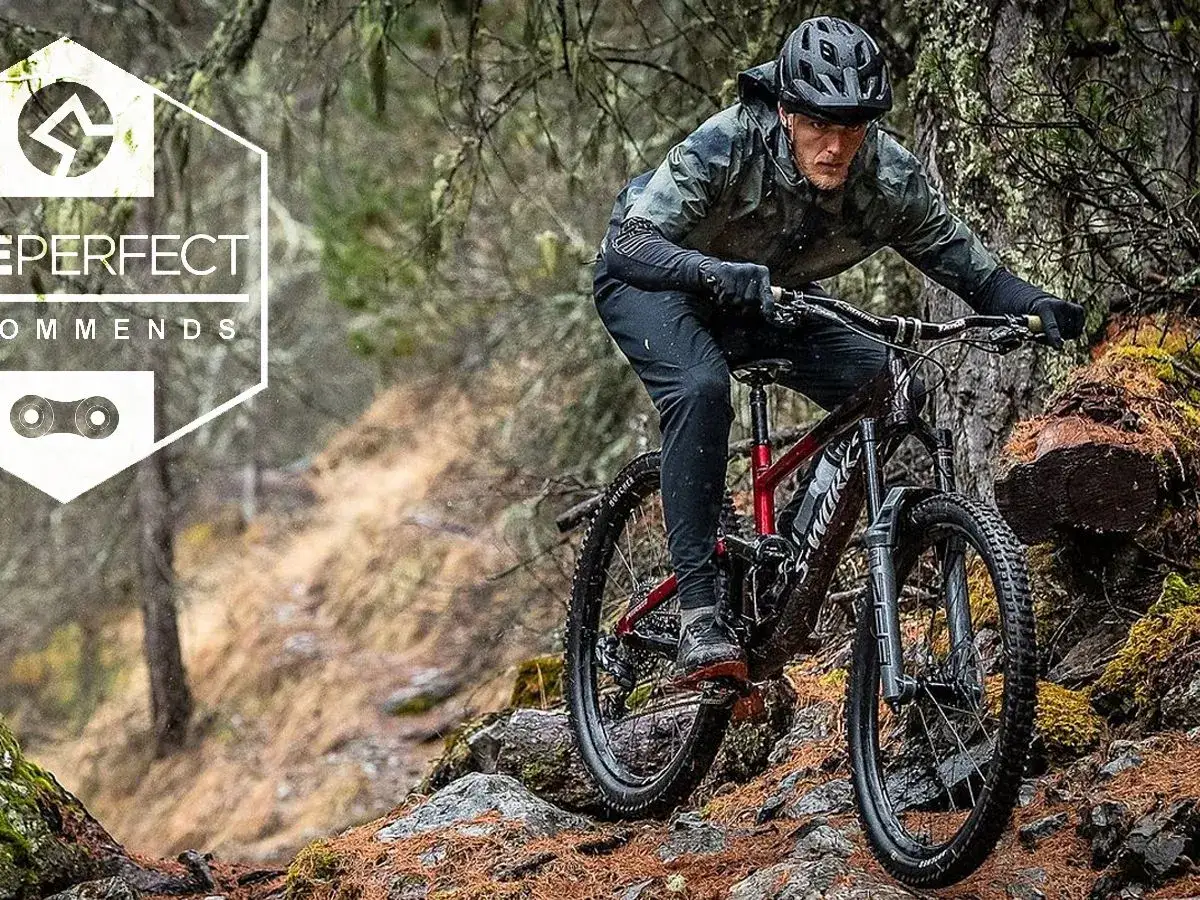 Kolarz na rowerze MTB zjeżdża po kamienistym, leśnym szlaku. To dowód, że rower mtb co to znaczy - jazda po trudnym terenie.