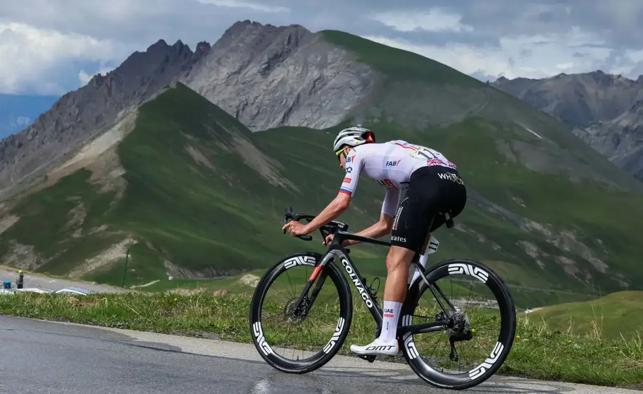 Kolarz na stromym podjeździe podczas Tour de France. Trasa liczy wiele kilometrów, a ten etap to prawdziwy test wytrzymałości.