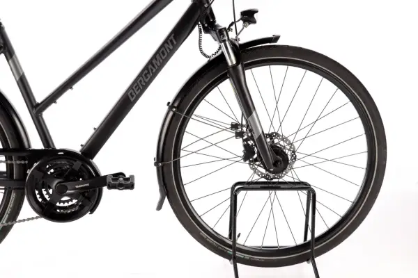 Bergamont to niemiecka marka rowerów, znana z solidnych konstrukcji. Na zdjęciu rower miejski z hamulcami tarczowymi i przerzutkami Shimano.