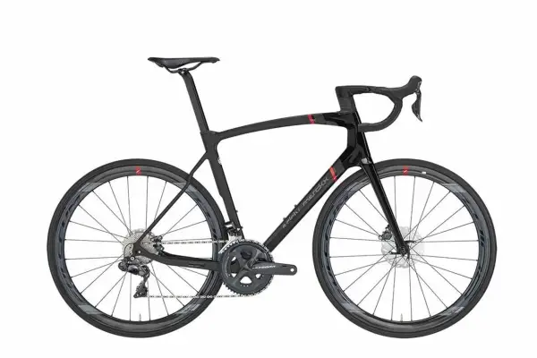 Czarny rower szosowy Eddy Merckx z karbonową ramą i kołami. Idealny do szybkich wyścigów i długich tras.