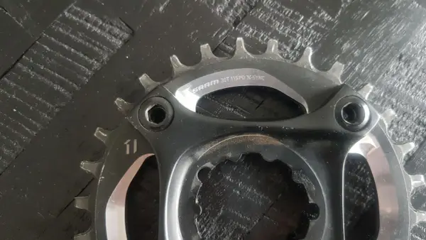 Zębatka SRAM 30T X-Sync 2, część napędu 1x11, gotowa do jazdy po trudnych trasach.