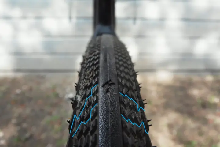 Agresywny bieżnik opony rowerowej, idealny do roweru crossowego. Zastanawiasz się, jakie opony do roweru crossowego wybrać? Ten model zapewni przyczepność.