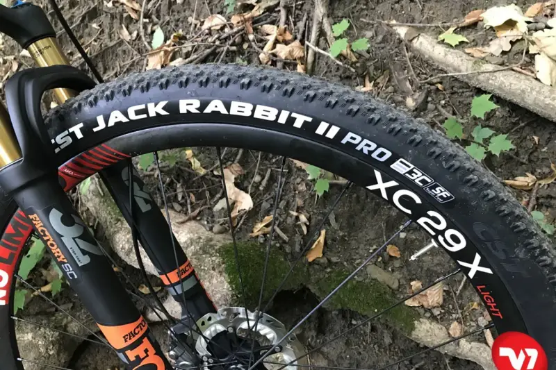 Opona CST Jack Rabbit II Pro 29x na rowerze górskim, gotowa na teren.